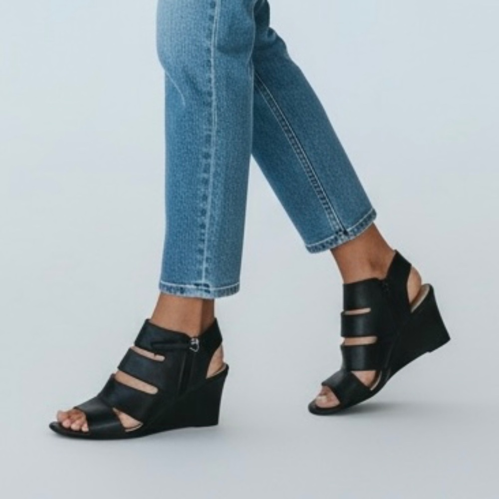 Adrienne Vittadini Open Toe WedgeHeel Side Zip with Tassel Black Sandal Size 7.5